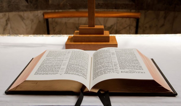 bible-lamp-table